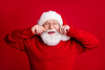 Close up portrait of positive cheerful old man retire pensioner in santa claus headwear enjoy x-mas event touch hands mustache wear bright sweater isolated over shine color background