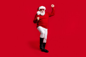 Full size photo ecstatic old man retired pensioner santa claus headwear raise fists scream enjoy...