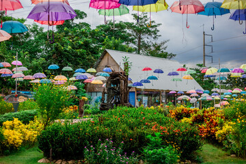 Obraz premium Blurred abstract background of colorful umbrellas used to decorate the interior of parks or restaurants, cafes, to grab the attention of customers and take pictures while visiting.