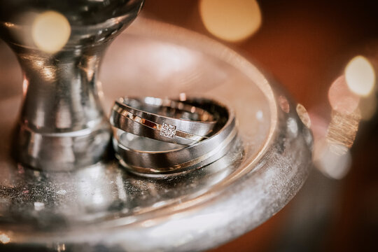 Eheringe Macro auf silbernem Kandelaber in Nahaufnahme mit sch&ouml;nem Bokeh