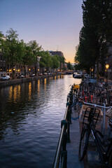 Kanal in Amsterdam bei Sonnenuntergang