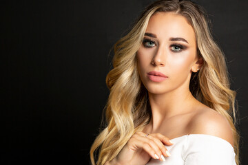 Fototapeta premium Splendid blonde girl with bright makeup and curly hair