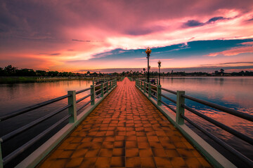 Obraz premium The blurry abstract background of the morning sky by the reservoir and there is a walkway to watch nature for exercise or rest while traveling