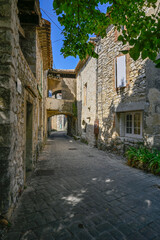 Fototapeta na wymiar village provencal La Garde Adhémar Drôme