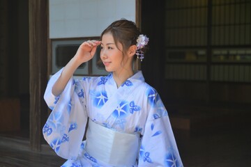 縁側でたたずむ美しい浴衣女性