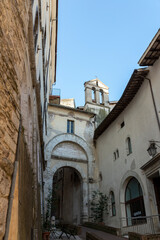 Fototapeta na wymiar architecture of streets and buildings in the center of spoleto