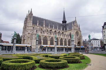 Fototapeta premium Beautiful ancient Church of Our Blessed Lady of the Sablon located in the Sablon/Zavel district in the historic centre of Brussels. View from the Petit Sablon garden.