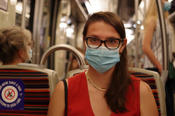 Jeune femme dans le métro parisien