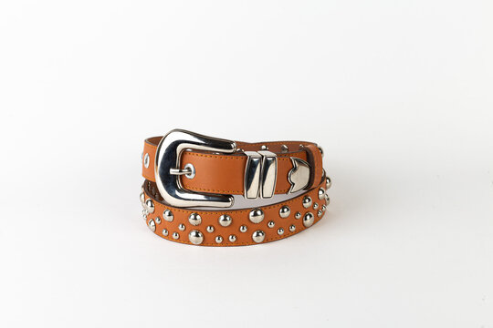 cinto y cinturon con tachas y accesorios en color negro y en color cafe