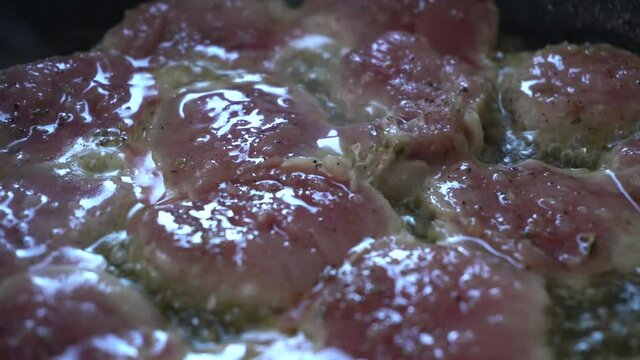 Solomillo de cerdo cocinandose en sarten caliente