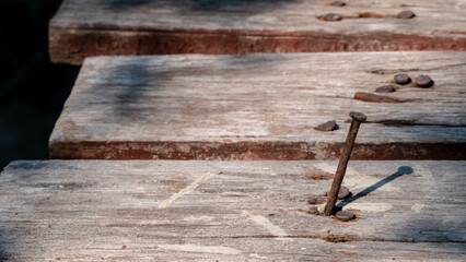 เครื่องมือเก่าที่เป็นสนิมบนไม้