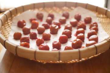 ざるの上の梅干しを天日にかける前