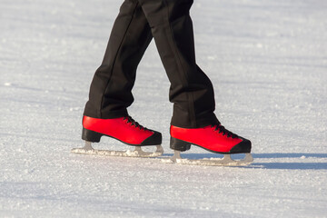 Naklejka premium legs of a girl ice skating on an ice rink. hobbies and leisure. winter sports