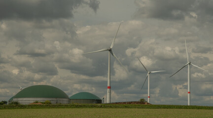 Nachhaltige Energie: Windenergie und Biokraftstoff