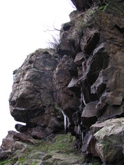 Fragment skały przy wodzie nad rzeką © vofchok
