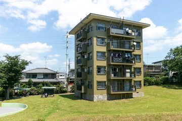 外壁塗装工事を終えて、カラフルに生まれ変わった1960年代の古い団地　千葉県船橋市　日本