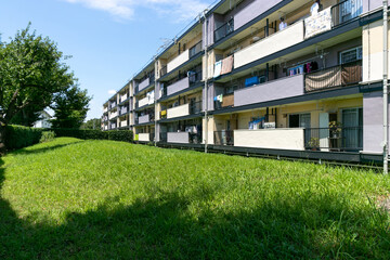 外壁塗装工事を終えて、カラフルに生まれ変わった1960年代の古い団地　千葉県船橋市　日本