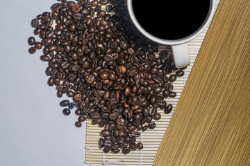 Naklejka premium Coffee beans, roasted coffee beans, new roasted coffee beans Used to make illustrations And as a background in book publishing Or assembling billboards Sharp picture quality