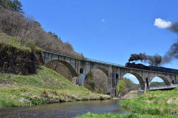 Fototapeta na wymiar めがね橋を走る蒸気機関車