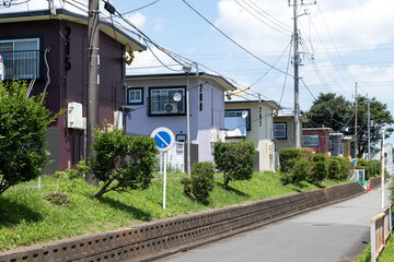 外壁塗装工事を終えて、カラフルに生まれ変わった1960年代の古い団地　千葉県船橋市　日本