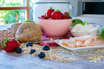 Healthy Breakfast - Whole grain bread, ham, cottage cheese and berries