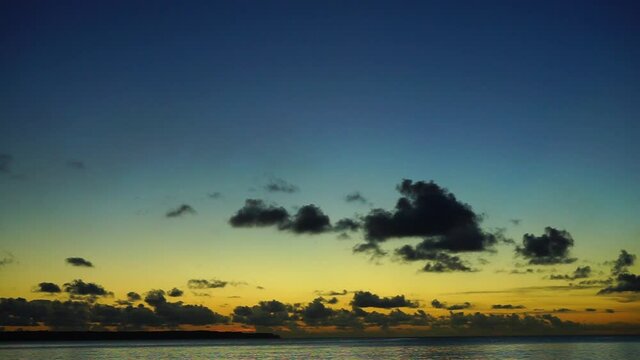 日本、沖縄県。8月、宮古島の砂山ビーチの夕景。
