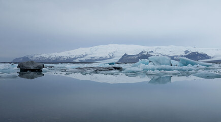 Fototapeta premium Jokulsarlon Glacier Lagoon with Mirror Image Reflection