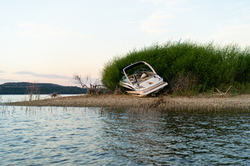 A boat crash on a small island after drinking and driving.