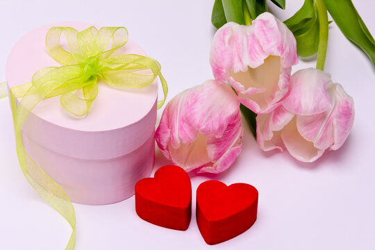 Geschenkbox mit Herzen und Blumen