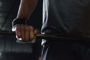 joven atleta realizando ejercicios de calistenia en el gimnasio