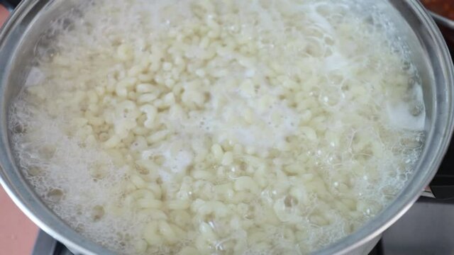 cuisson de p&acirc;tes dans une casserole