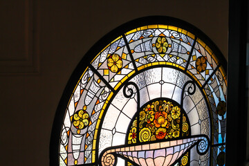 Vitrail ou verre décoré et peint d'une fenêtre d'un bâtiment à la belle architecture