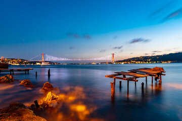 Obraz premium Bosphorus from Kuleli beach, sunset long exposure, fisherman's shelter. The boat pier.