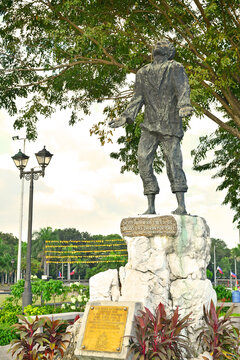 Lorenzo Ruiz Statue In Manila, Philippines