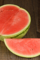 Sandía rayada abierta en la mesa