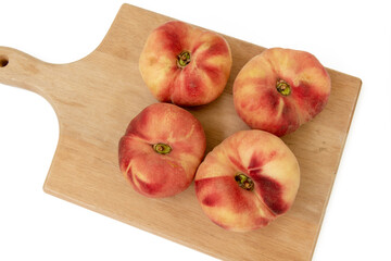 Fruta paraguaya en una tabla de madera aislada en el fondo blanco.