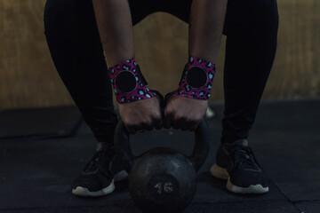 mujer entrenando con pesas en un gimnasio
