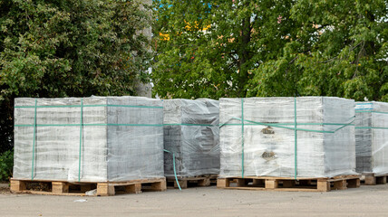 pallets with paving slabs in the Park