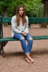 Jeune femme sur un banc