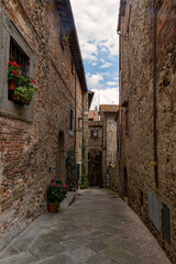Fototapeta na wymiar Einsame Straße in der Altstadt von Anghiari in der Toskana in Italien 