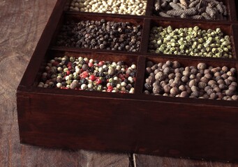 BOX WITH WHITE PEPPER, BLACK PEPPER, GREEN PEPPER, FIVE PEPPERCORNS, JAMAICA PEPPER AND LONG PEPPER.