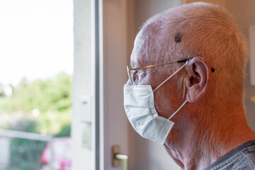 Großvater Gesicht alter Mann Corona Maske Hygiene Isolation