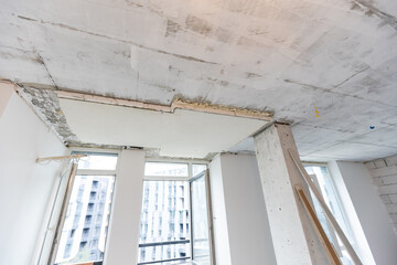 Obraz premium Home renovation in room full of painting tools