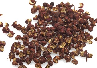 Obraz premium CZECHUAN OR SICHUAN PEPPER AGAINST WHITE BACKGROUND