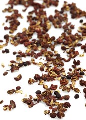 Obraz premium CZECHUAN OR SICHUAN PEPPER AGAINST WHITE BACKGROUND