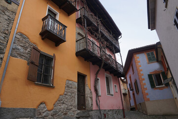 Fototapeta na wymiar colorful houses on a narrow street in a small village in ticino