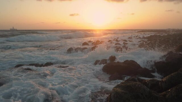 amanecer en la costa de Gran Canaria con las olas batiendo en las rocas 2