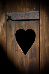 Herz in einer Holztüre