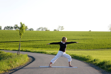Frau macht Yoga Übung - der Krieger I