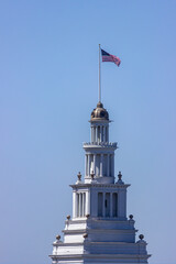 Obraz premium Top of San Francisco Ferry Building and American flag